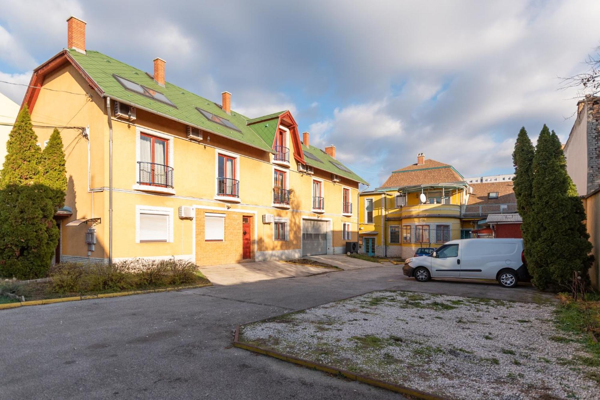 R Apartman
